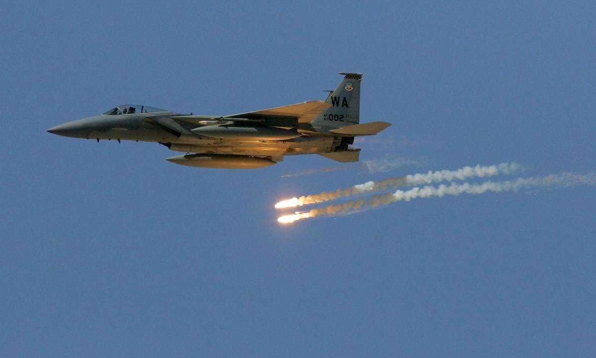 عاجل:طيران التحالف يعاود استهداف شبكة الاتصالات بمحافظة عمران