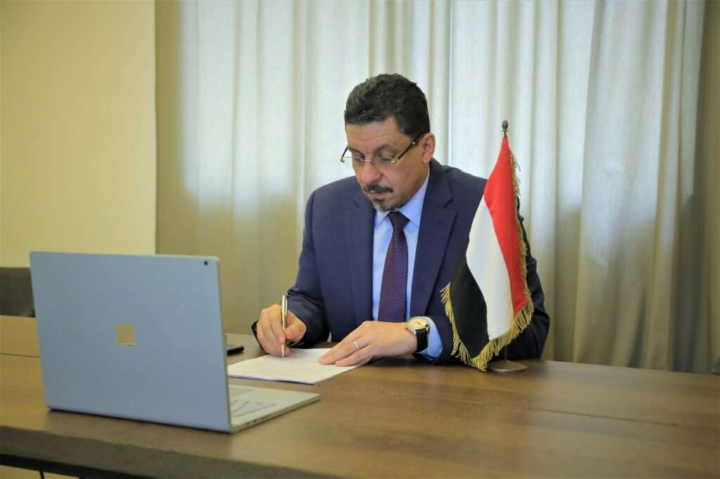 وزير الخارجية اليمني يكشف عن الدولة التي ساعدت الحوثيين باستهداف الإمارات