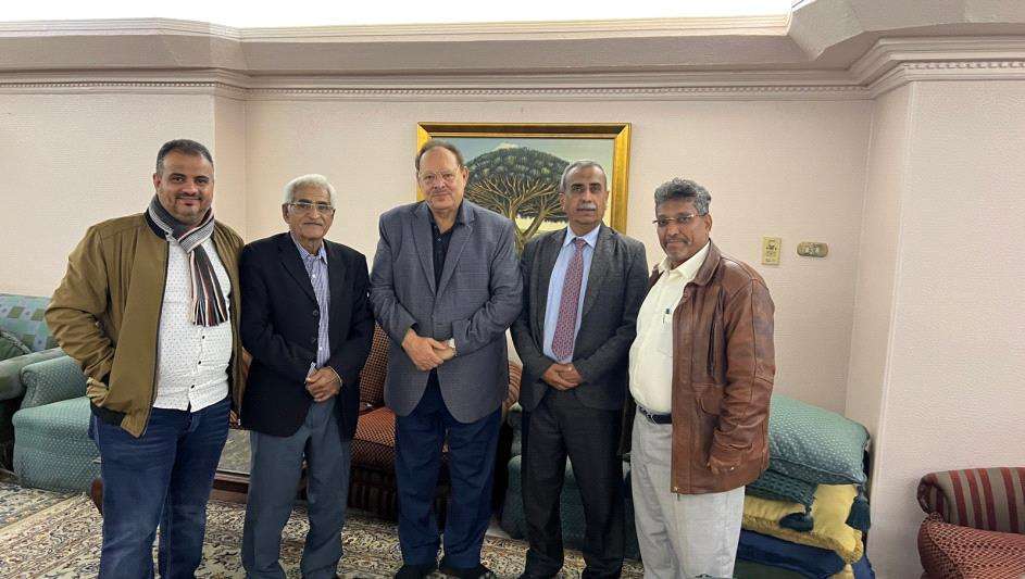 رئيس جامعة أبين يلتقي بالرئيس علي ناصر محمد في القاهرة