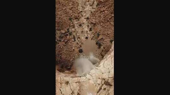 السعودية.. جبال طويق تتزين بشلالاتها والمياه ترسم لوحات ساحرة ومناظر خلابة (صورة)