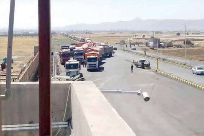 سائق شاحنة يوثق بالفيديو حدوث امر صادم بالطريق الرابط بين لحج وتعز ليلا