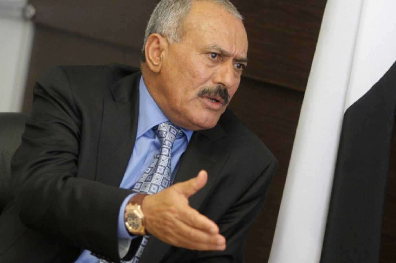 شاهد بالصور .. ظهور الرئيس علي عبدالله صالح بتعز والجميع يقوم بالتقاط الصور معه