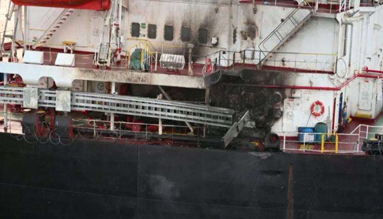 شاهد بالصورة .. سفينة شحن أمريكية تتعرض لأضرار عقب هجوم حو ثي
