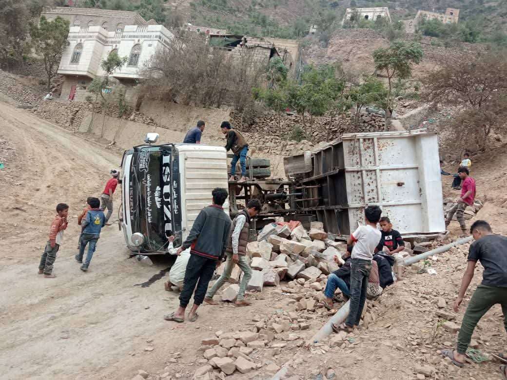 خلال يوم .. إنقلاب 3 شاحنات في طريق الصحى كربا بتعز