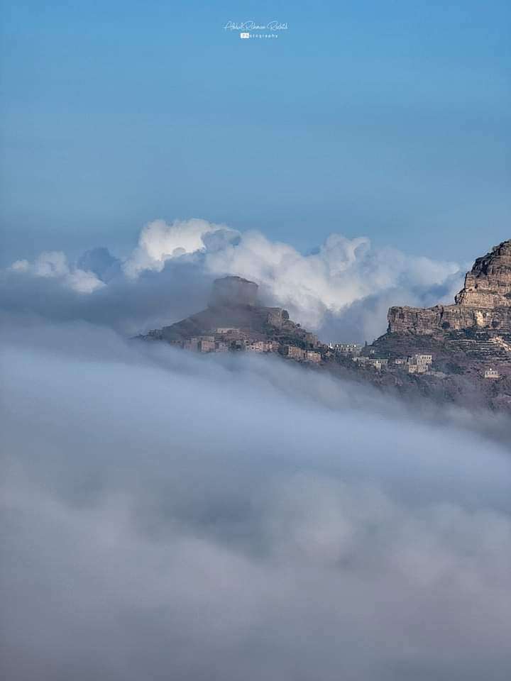 بالصور.. محافظة حجة تعانق السحاب