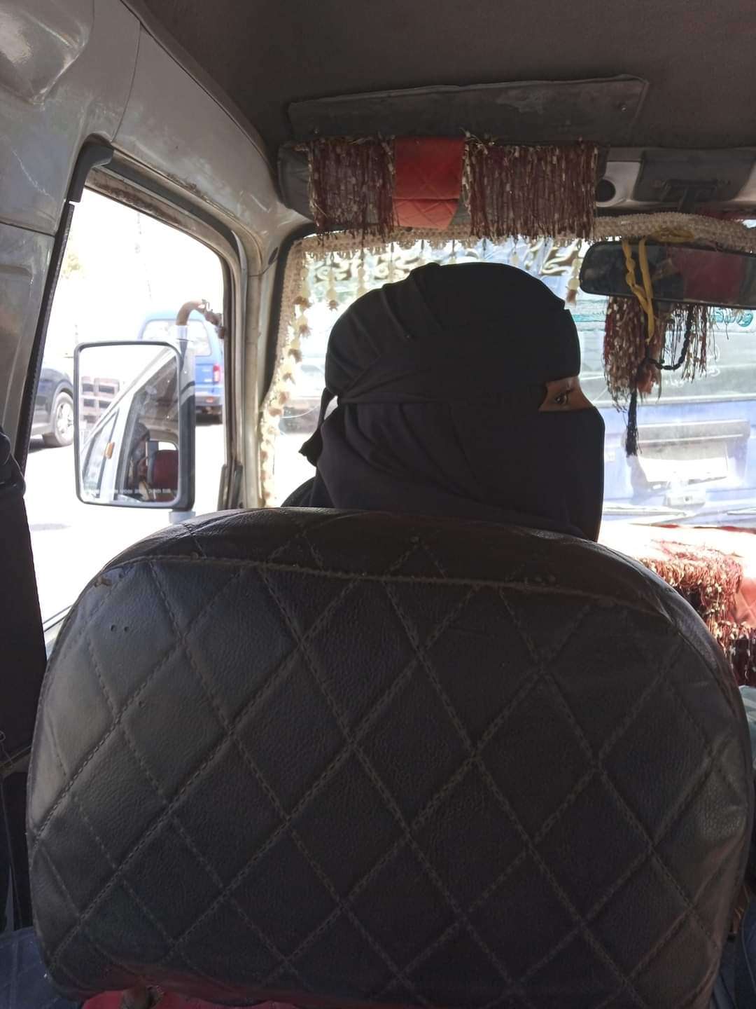 امرأة تثير الاعجاب في عدن عقب قيادتها لباص الاجرة(صور)
