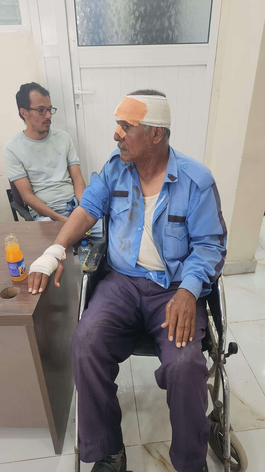 شاهد بالفيديو اصابة رجل مرور بجراح بالغة عقب تعرضه لعملية دهس في عدن