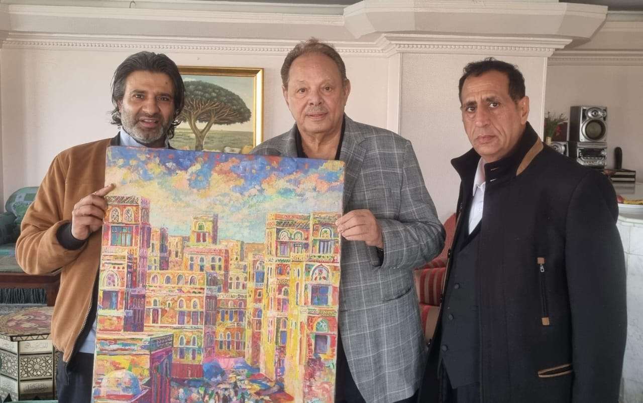 فنان تشكيلي يهدي الرئيس علي ناصر محمد لوحة تشكيلية لصنعاء القديمة