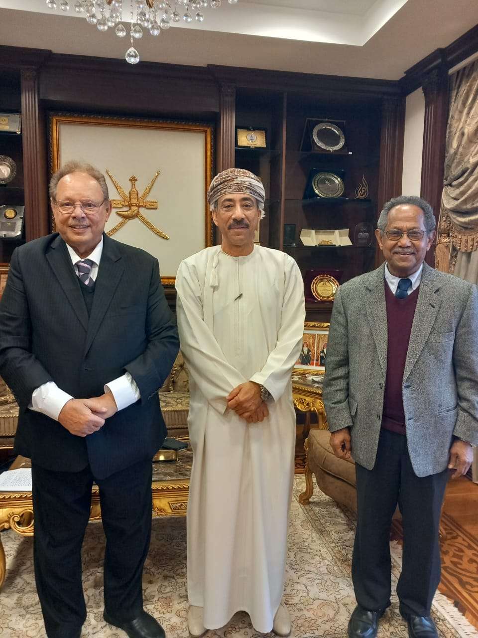 الرئيس علي ناصر محمد يلتقي بالسفير العماني