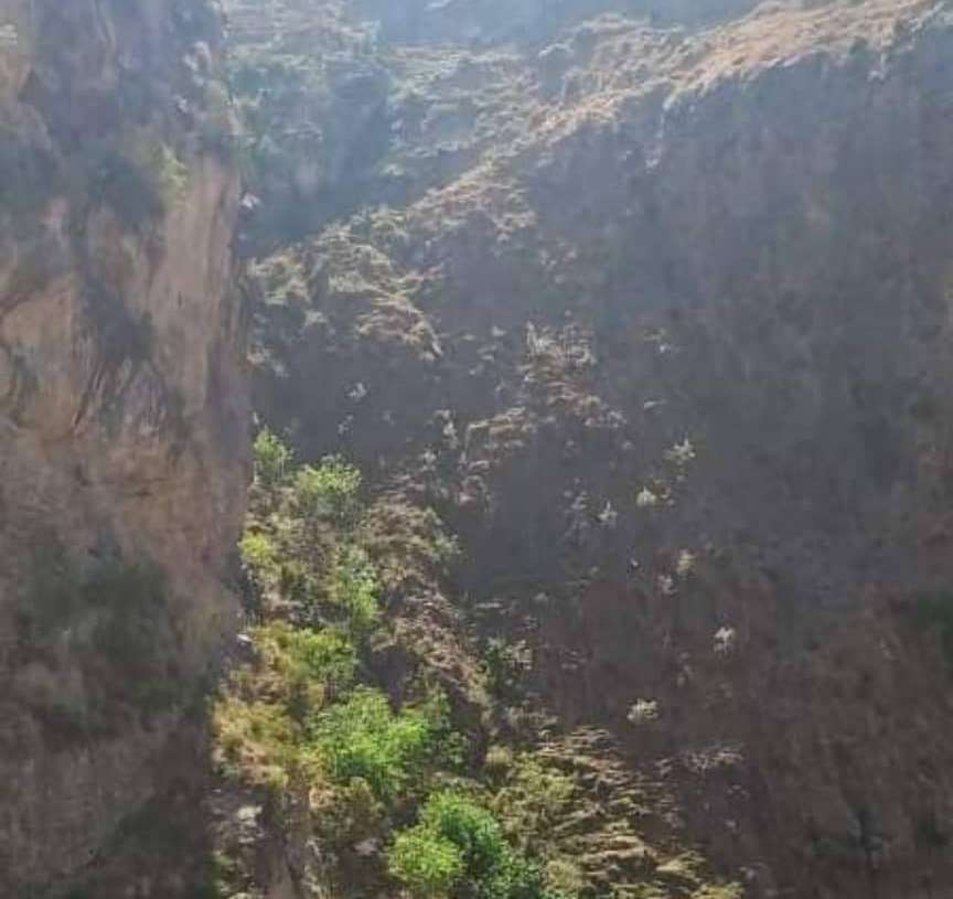عاجل :وفيات وجرحى نتيجة سقوط سيارة في منحدر جبلي بمحافظة ذمار