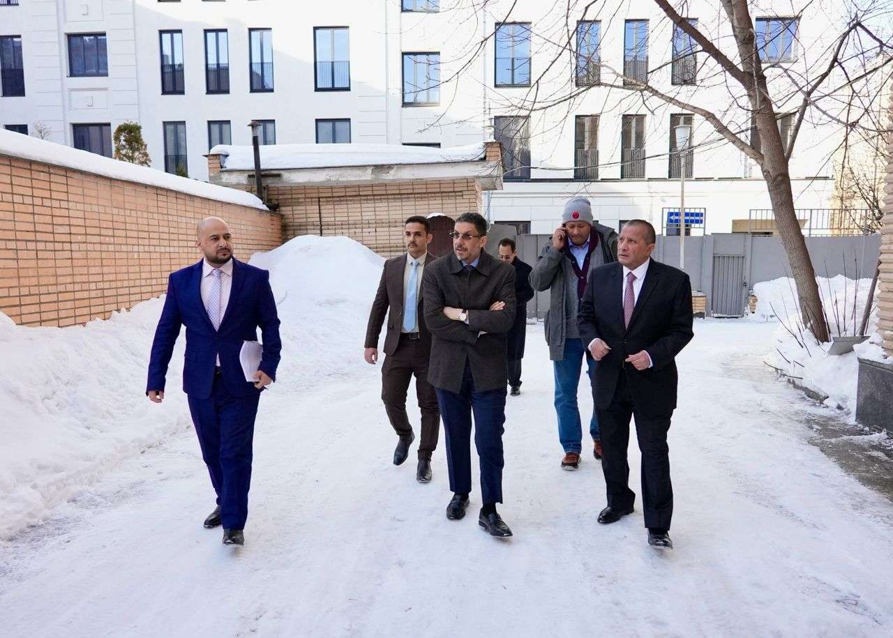 رئيس الوزراء يقوم بزيارة الى مبنى السفارة اليمنية في موسكو
