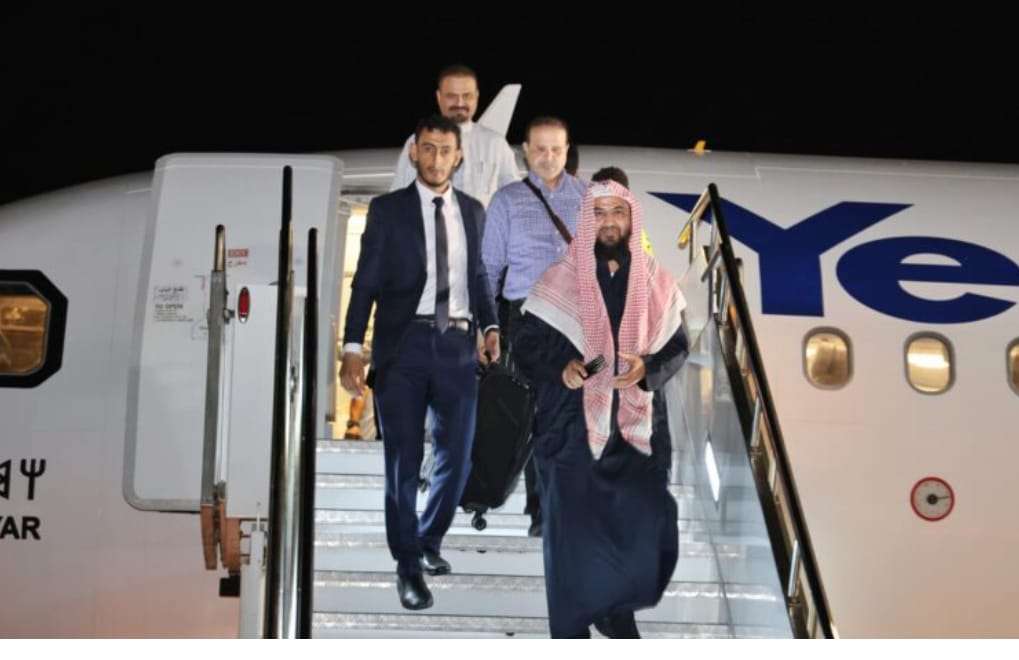 عضو بارز بمجلس القيادة الرئاسي يعود إلى العاصمة عدن 