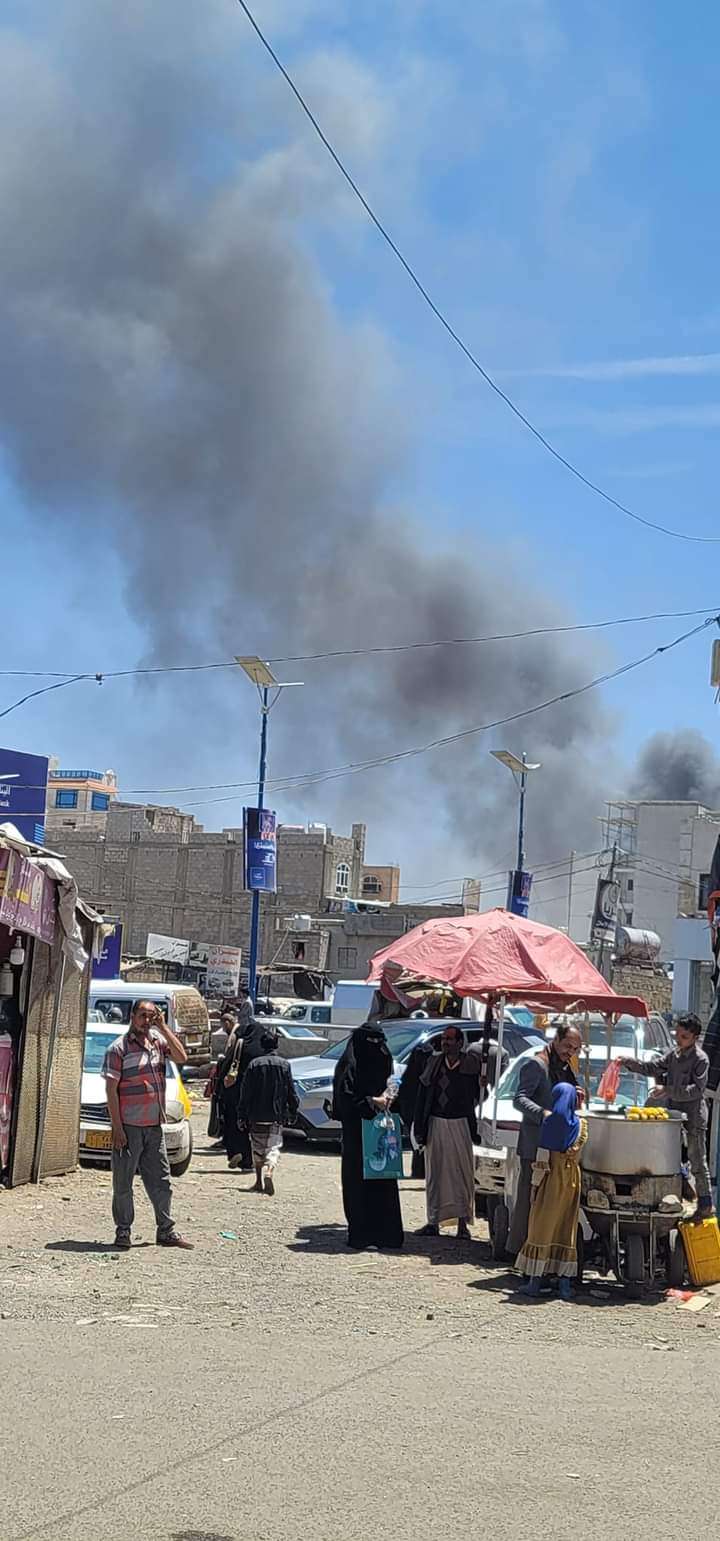شاهد.. صورة أولية لاحتراق محل ألعاب في صنعاء