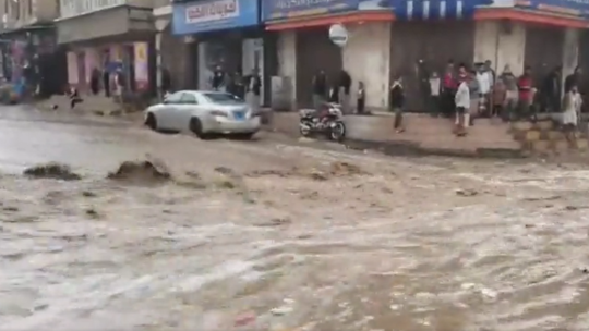 عزل مدن يمنية بعد سيول مدمرة (فيديو)