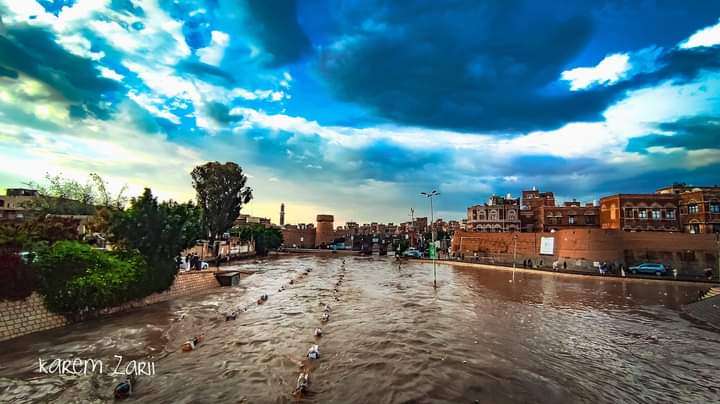 شاهد بالصورة .. كيف تبدو سائلة صنعاء مع تدفق السيول