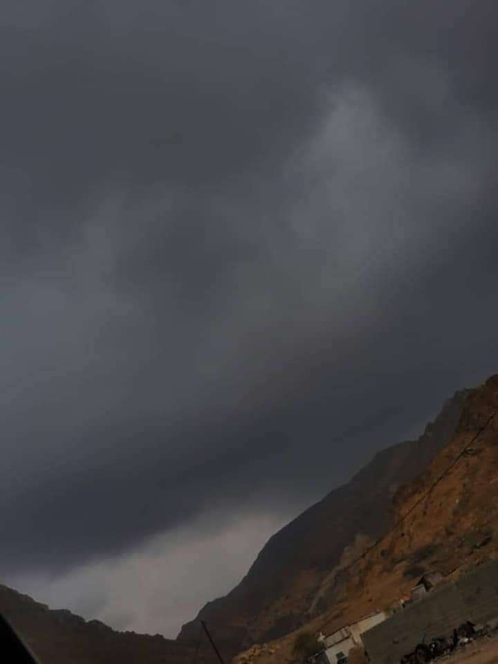 هطول أمطار متوسطة على سواحل حضرموت (صورة)