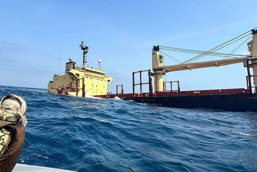 وفد الحوثيين المفاوض:هذه الدولة تتحمل كارثة غرق السفينة البريطانية
