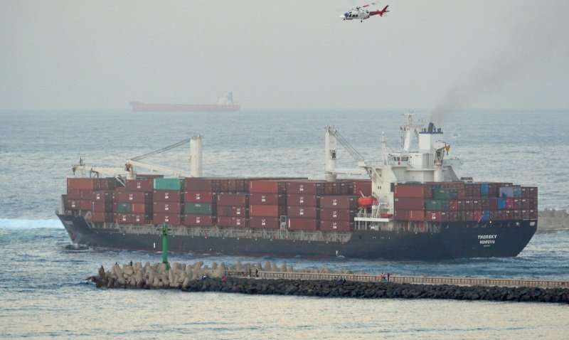 تواصل احتراق السفينة الاسرائيلية التي استهدفها الحوثيين قرب عدن(اخر المستجدات)