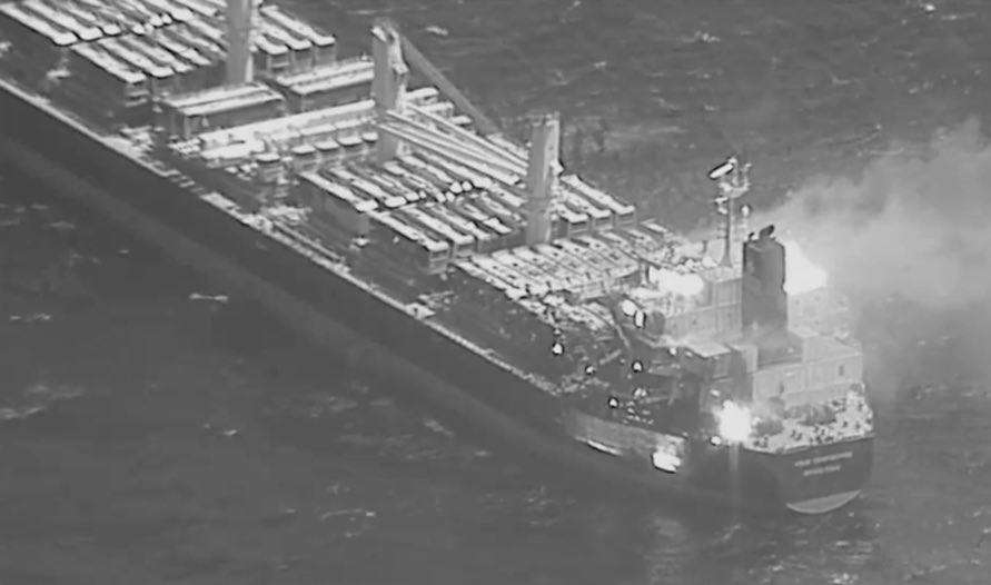 شاهد اول صورة للسفينة التي قصفها الحوثيين بباب المندب وتسببت بمقتل ٣ بحارة