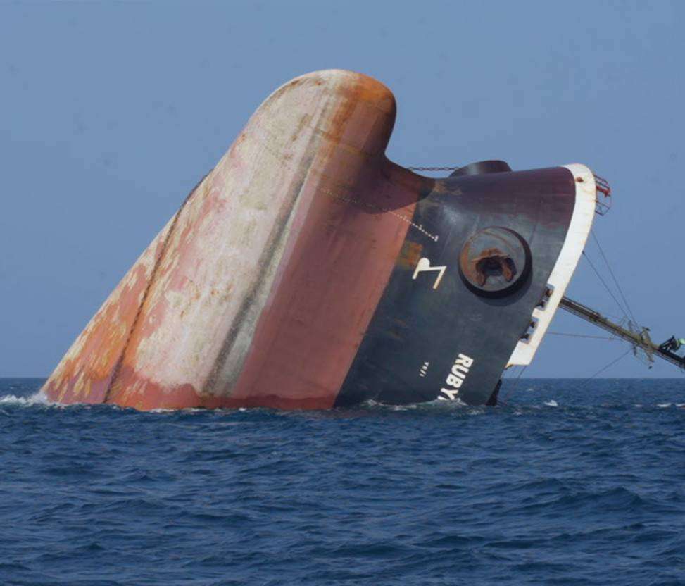 صور جديدة لاول مرة لحظة غرق السفينة "روبيمار".. والكشف عن تسجيل صوتي للقبطان وقرار لصالح البحارة