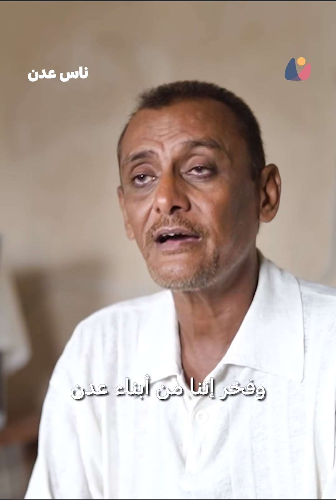 شاهد بالفيديو.. اول ظهور مؤلم لمعلم تعرض للضرب من قبل تلاميذه في عدن(صدمة)