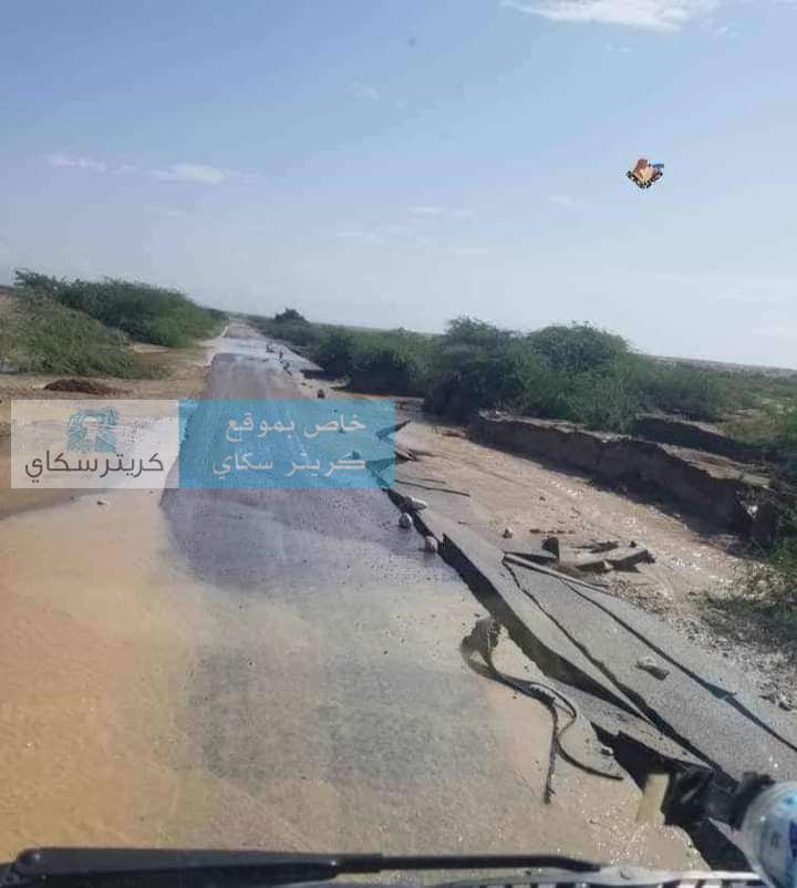 السيول تجرف خط دولي رابط بين عدن وشبوة ودعوات للمسافرين(صورة)