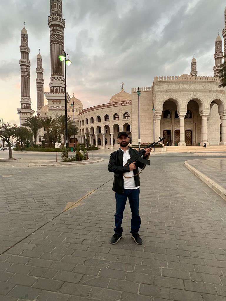 لاول مرة.. شاهد بالصورة سعودي يصل الى جامع الصالح في صنعاء بسلاحه ويتحدى هؤلاء