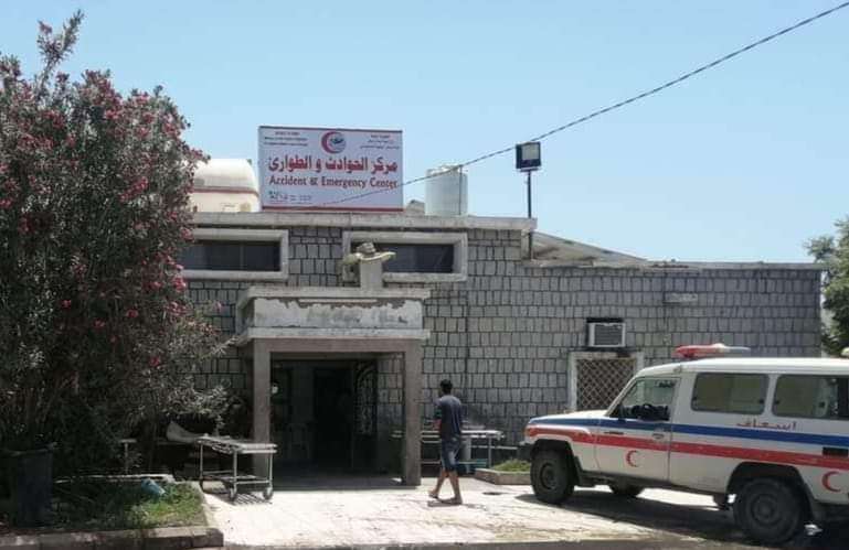 مستشفى حكومي كبير بعدن يرفض استقبال طفلة من تعز وجعلها تموت امام بوابة المستشفى(مروع)