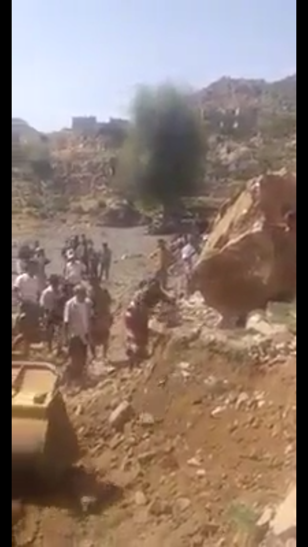 سقوط صخرة يتسبب بوفاة عامل أثناء تأديته لعمله في تعز(فيديو)