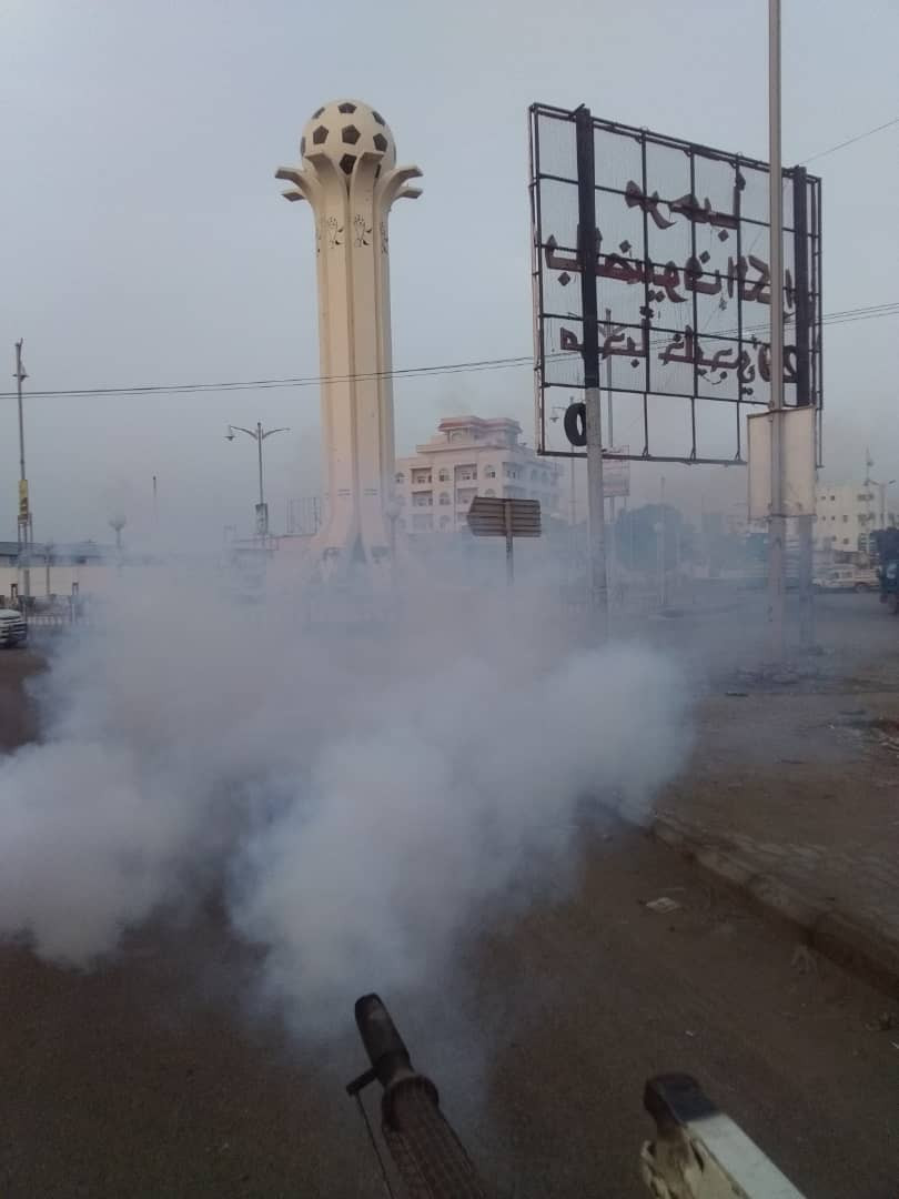 تواصل حملة الرش الضبابي لمكافحة البعوض في شوارع مديرية الشيخ عثمان