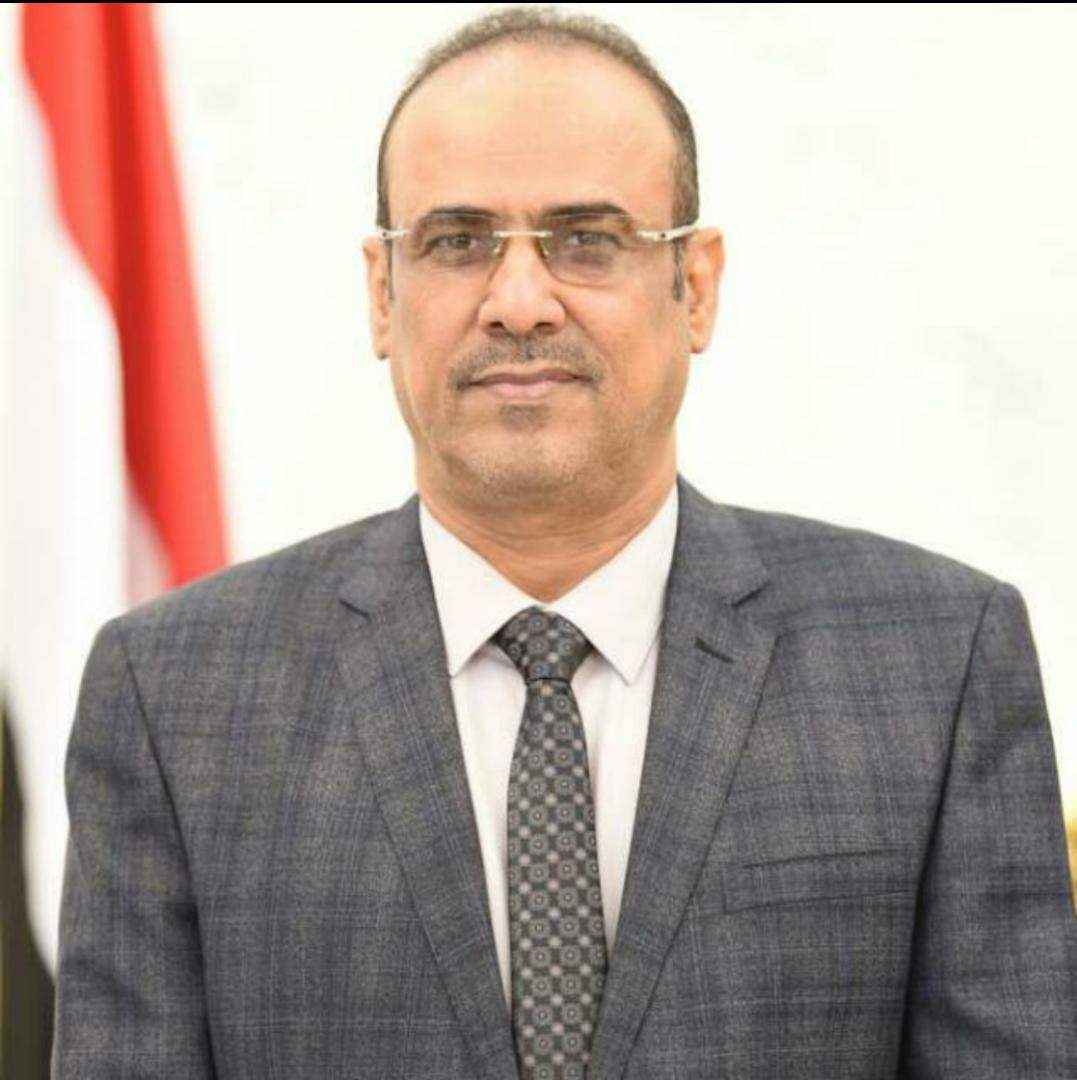 نائب رئيس الوزراء وزير الداخلية يعزي محافظ الحديدة بوفاة شقيقه