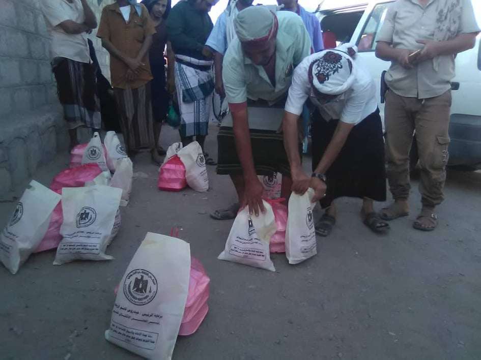 برعاية عيدروس الزُبيدي  توزيع 500 وجبة إفطار صائم في مديرية تبن بمحافظة لحج