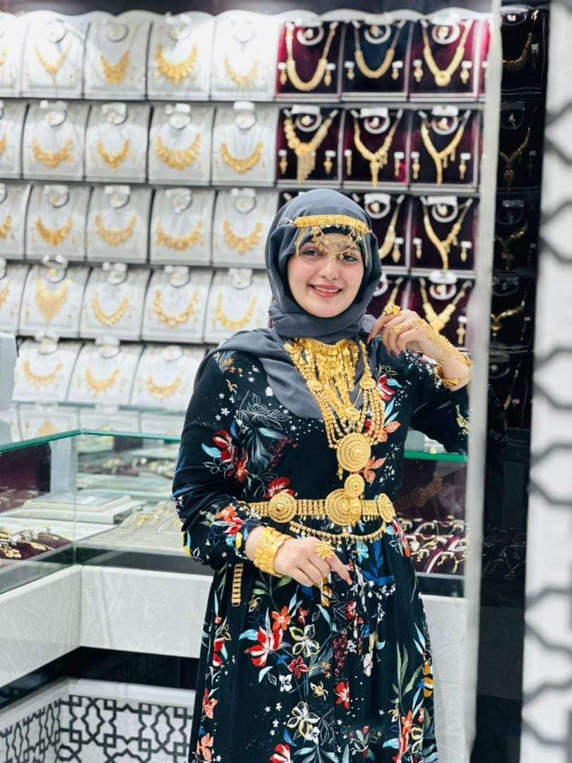 ممثلة صنعانية شهيرة تظهر بعدن مرتدية هذا الامر وتثير الاعجاب
