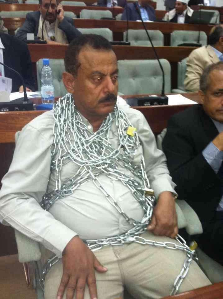 ظهور برلماني كبير مكبل بالسلاسل داخل برلمان صنعاء لاول مرة ويؤكد هذا الامر الصادم بشان اسقاط حكومة الحوثيين