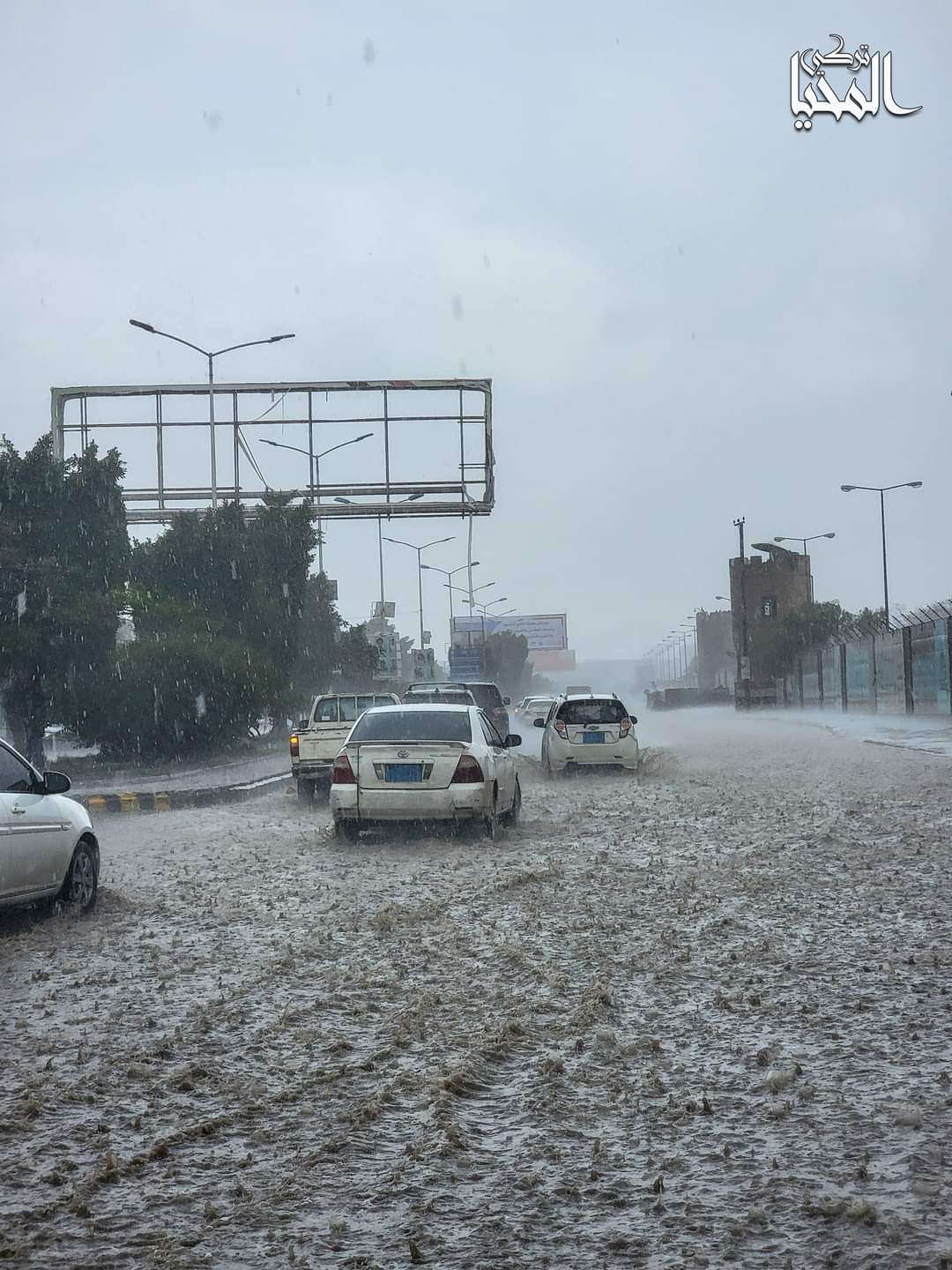 يحدث الان .. أمطار غزيرة في صنعاء