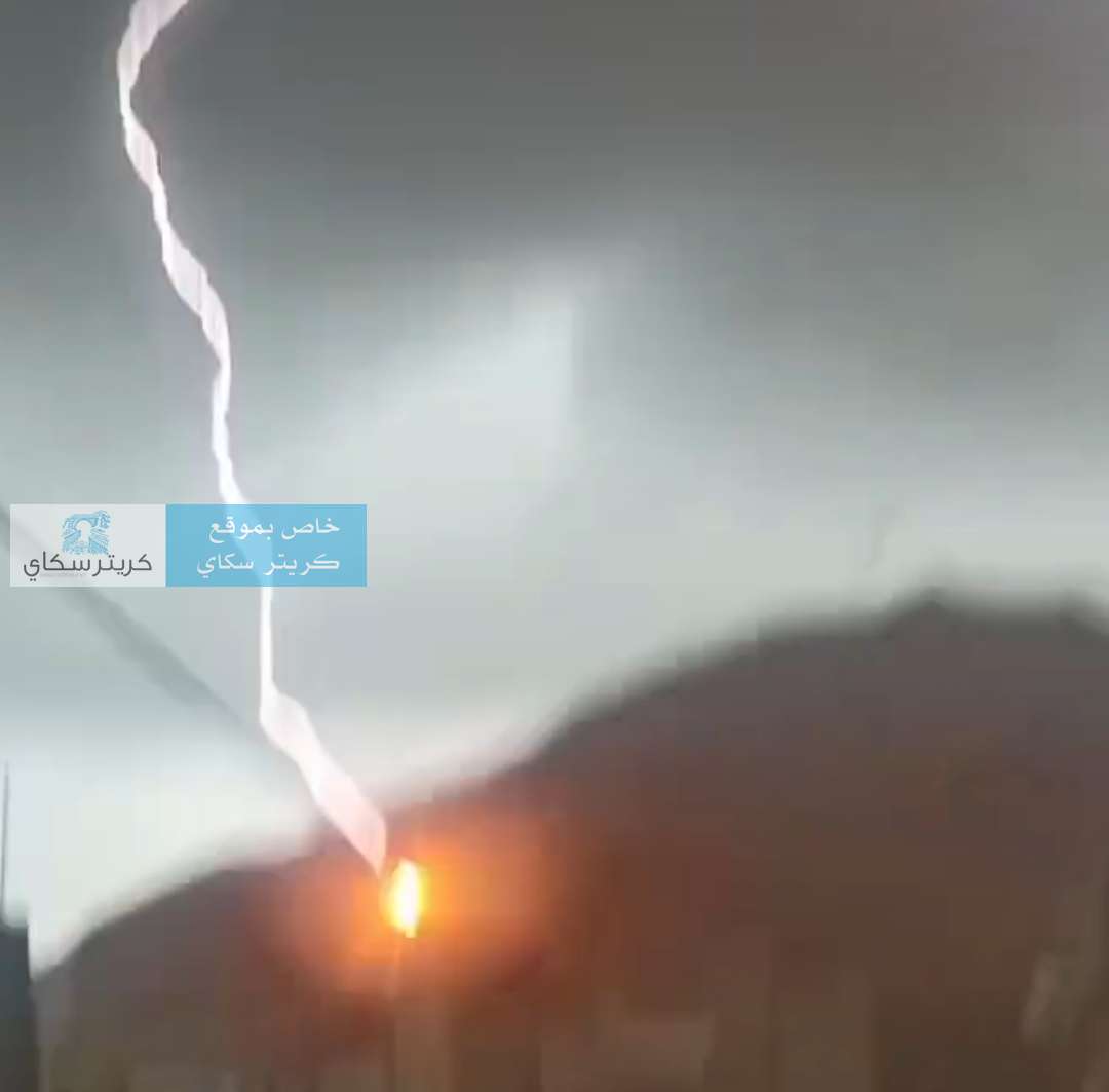 شاهد بالفيديو صاعقة رعدية تضرب هذه المدينة اليمنية عقب منخفض جوي تسبب بغرقها