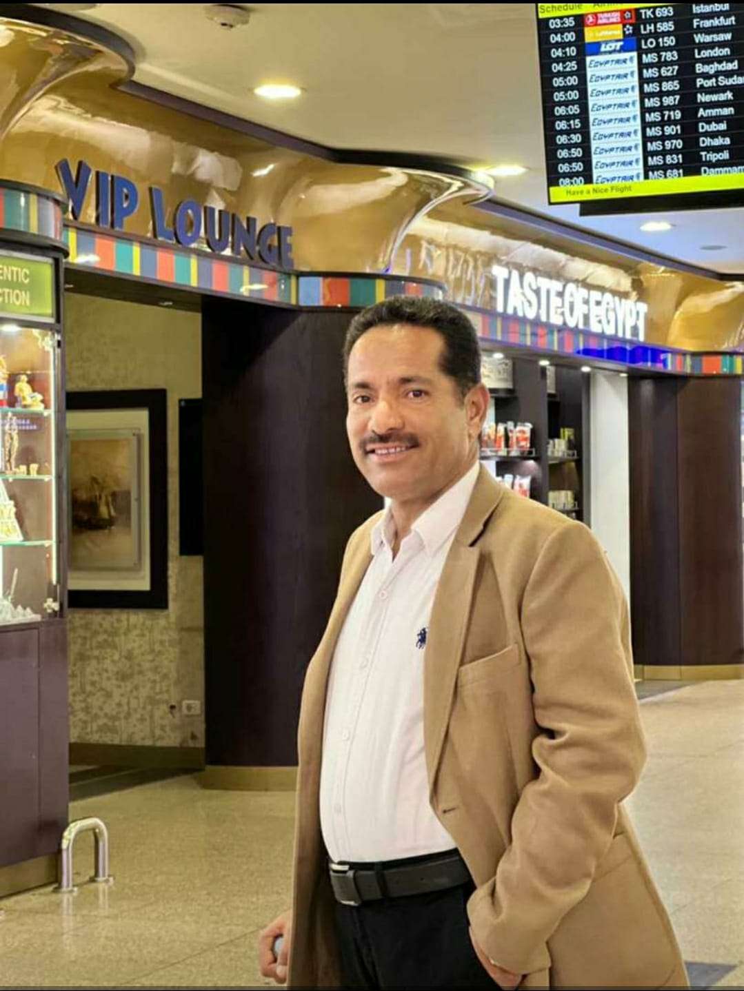 رئيس مصلحة الهجرة والجوازات يزور مدير عام مطار صنعاء الدولي للاطمئنان على صحته
