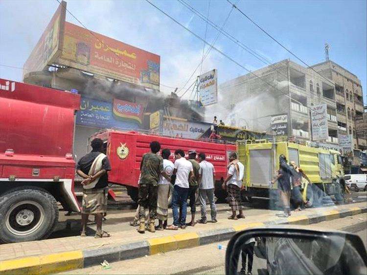 اندلاع حريق بمحلات في عدن(صور)