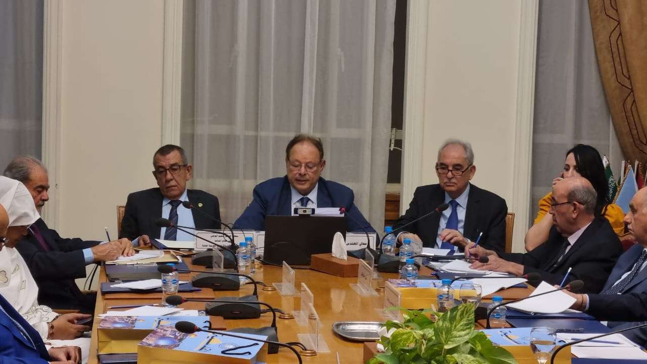الرئيس علي ناصر محمد يحضر اجتماع الهيئة العامة لمجموعة السلام العربي