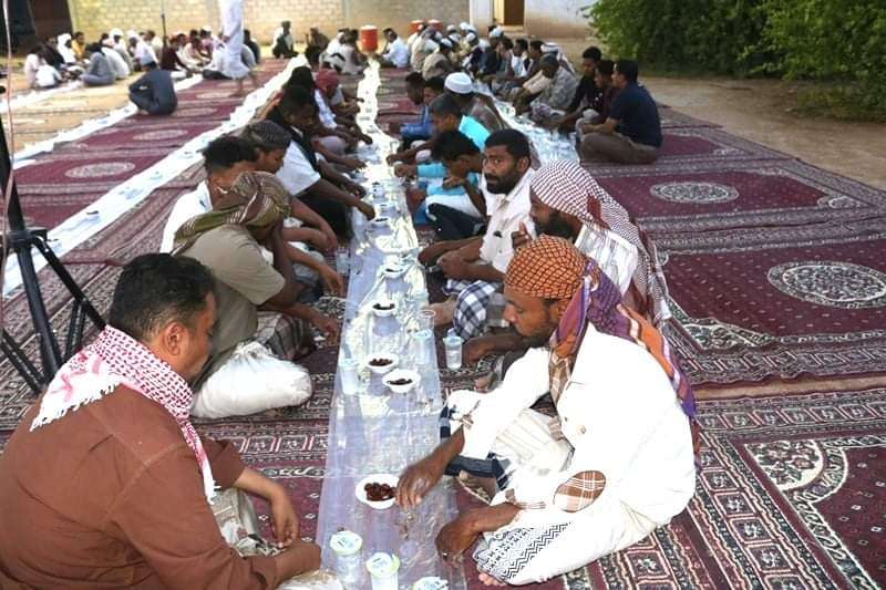 مؤسسة السعادة للتنمية تقيم مأدبة افطار وامسية رمضانية لعمال النظافة والتحسين بمدينة سيئون(صور)