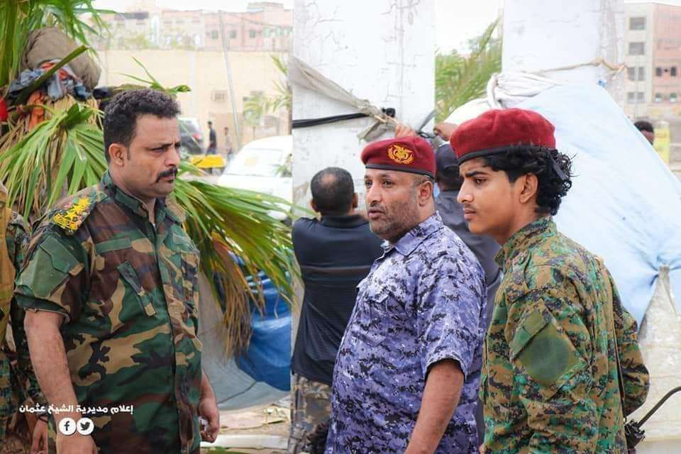 قيادي بالانتقالي يهاجم جنودي ارتدى شعار الجمهورية اليمنية بعدن وناشطون يطالبوه بالهجوم على المقدشي اولا