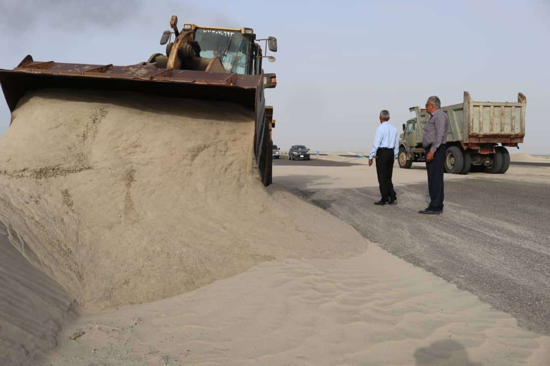 بتمويل حكومي.. الفرق الفنية تستمر بإزاحة الرمال من خط العلم دوفس في أبين