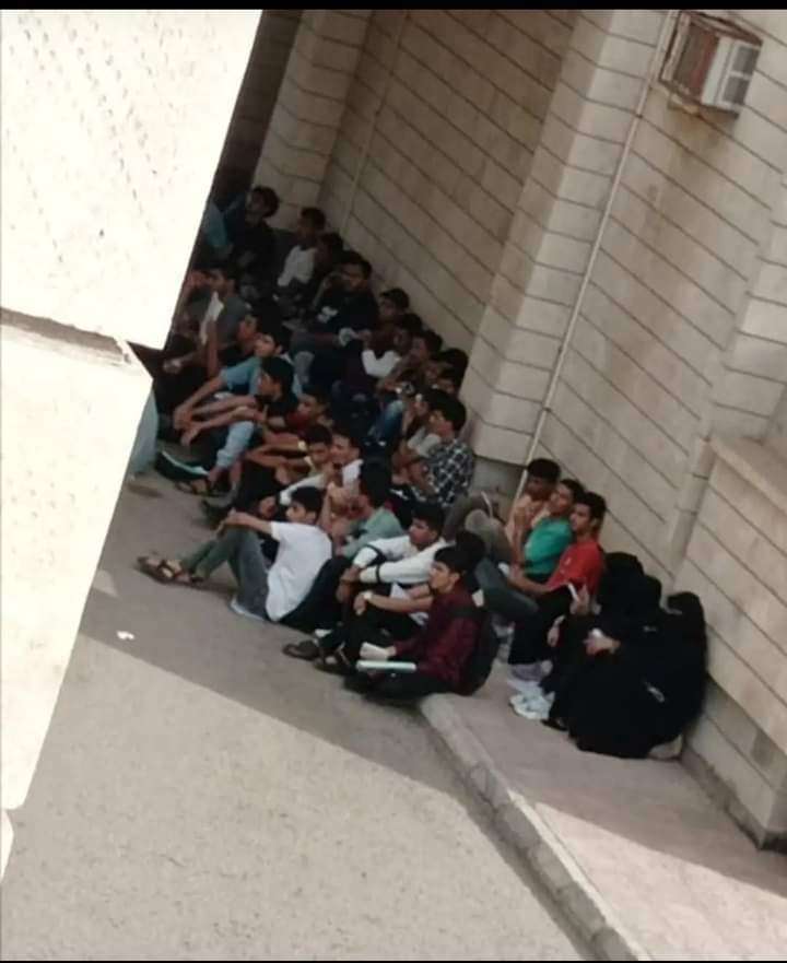 لايحدث الا في عدن.. طلاب جامعيون يتلقون محاضراتهم في ساحة الكلية