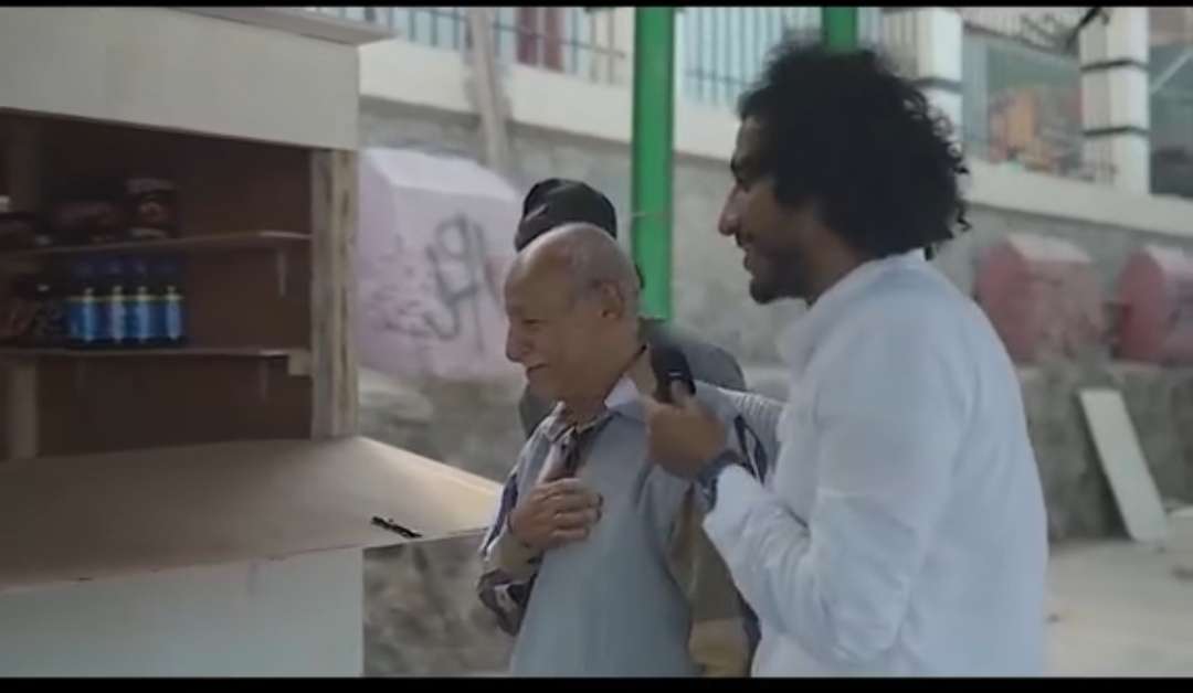 بنك شهير يقدم على خطوة غير متوقعة تتسبب ببكاء مسن في عدن