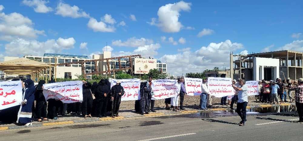 بينهم نساء.. احتجاجات للمطالبة بصرف الراتب في عدن