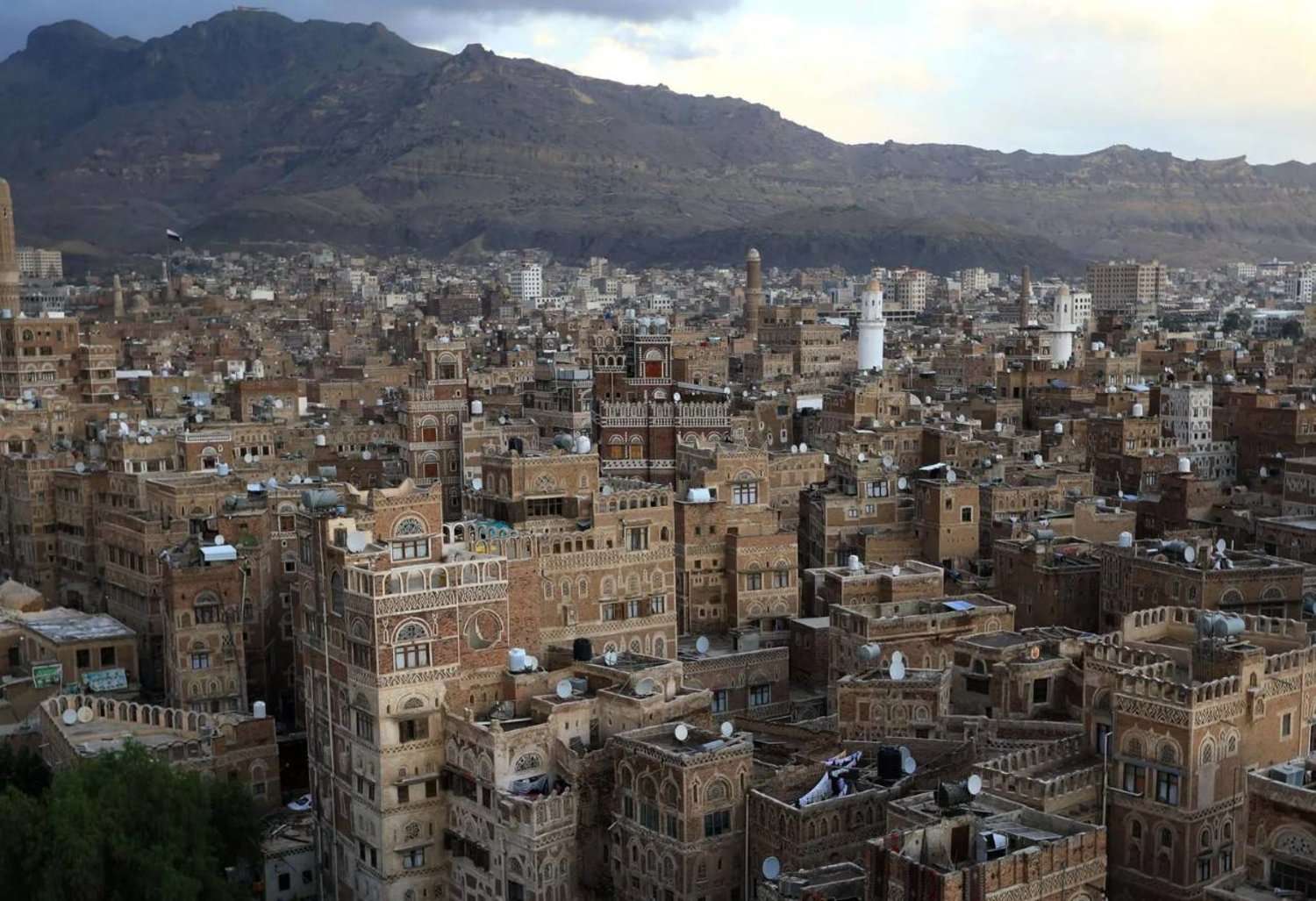الكشف عن دولتان عربيتان جندت شخصيات يمنية معروفة تركز على هؤلاء القادة