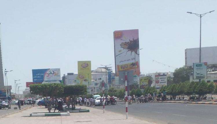 تواصل الاحتجاجات الغاضبة واغلاق اهم شارع في عدن