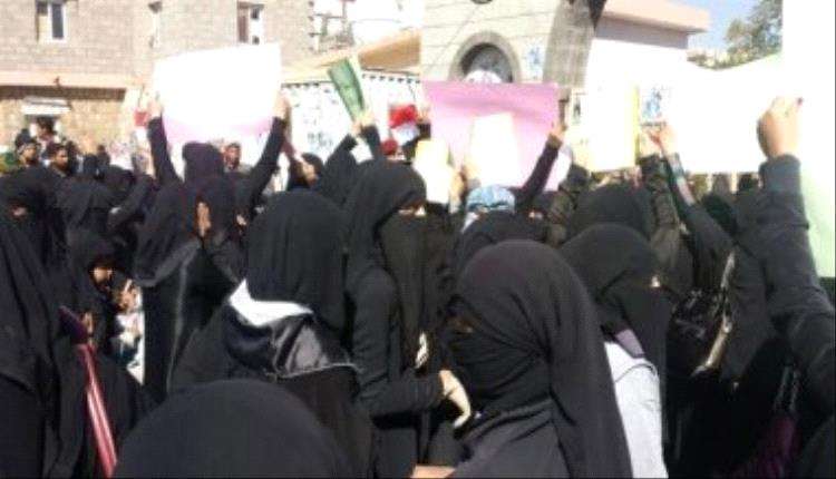 اندلاع احتجاجات نسائية عقب نهب بنك كبير لاموال المودعين في صنعاء