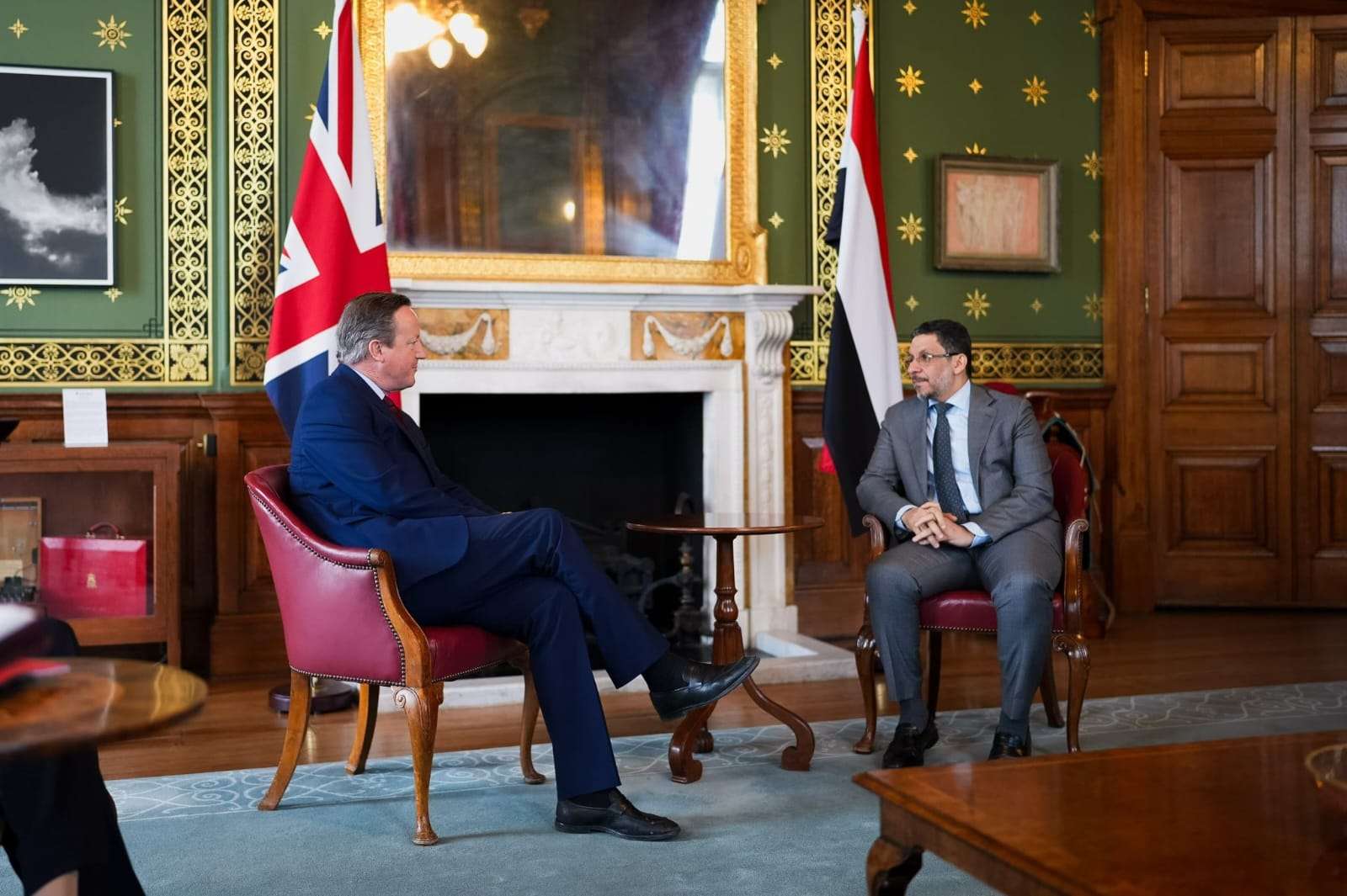 رئيس الوزراء بن مبارك يعقد جلسة مباحثات مع وزير الخارجية البريطاني