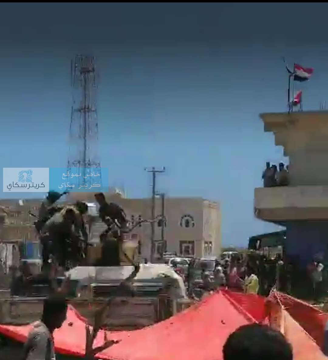 مجاميع مسلحة تقتحم المبنى الحكومي في سقطرى وتسيطر على مدرعة احتجاجا على وصول قوات عسكرية